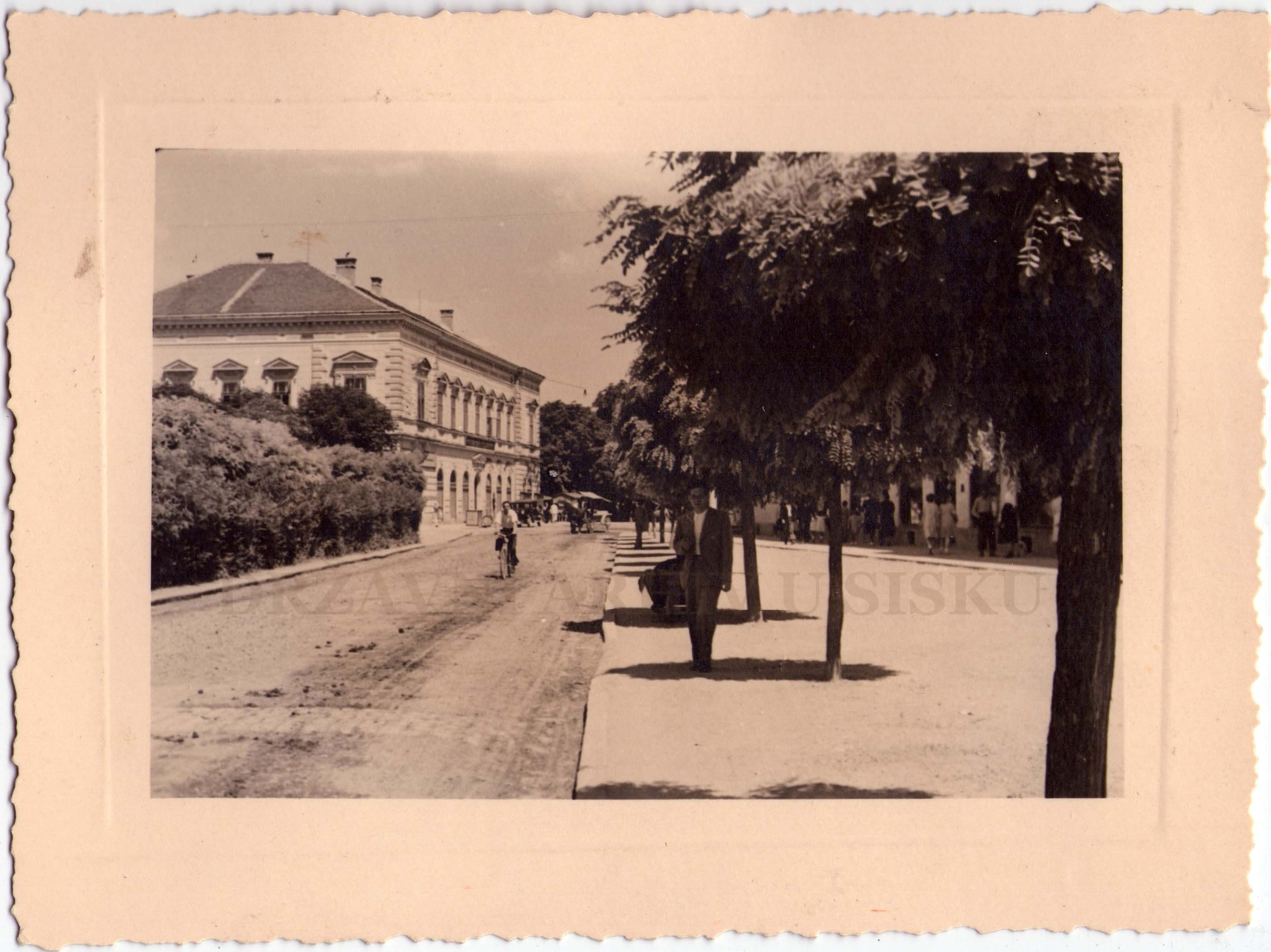 Pogled na I. ulicu od crkve prema centru, oko 1935. g.